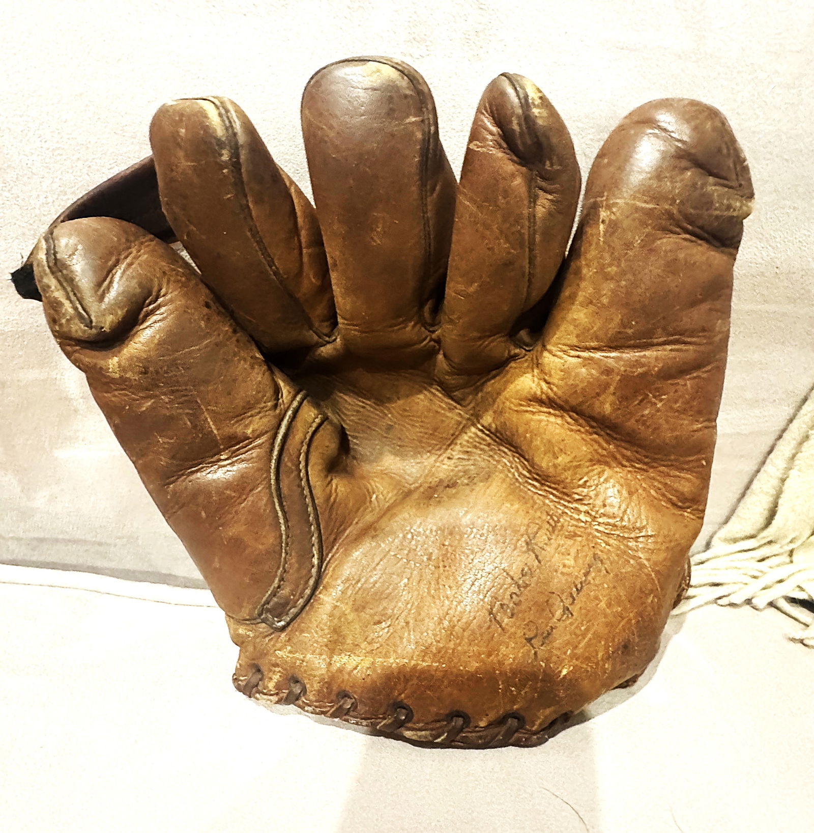 BABE RUTH AND LOU GEHRIG SIGNED AUTHENTICATED BASEBALL GLOVE (1 of 4)