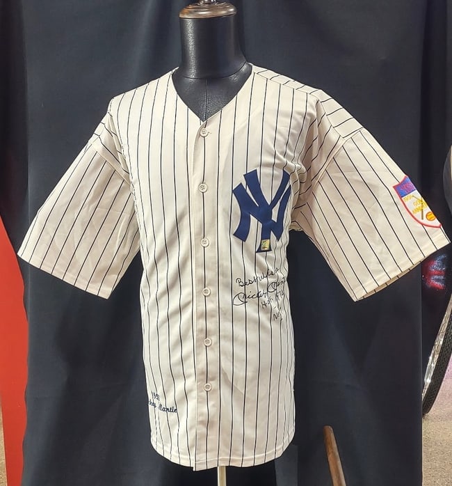 MICKEY MANTLE SIGNED AUTHENTICATED JERSEY (1 of 9)