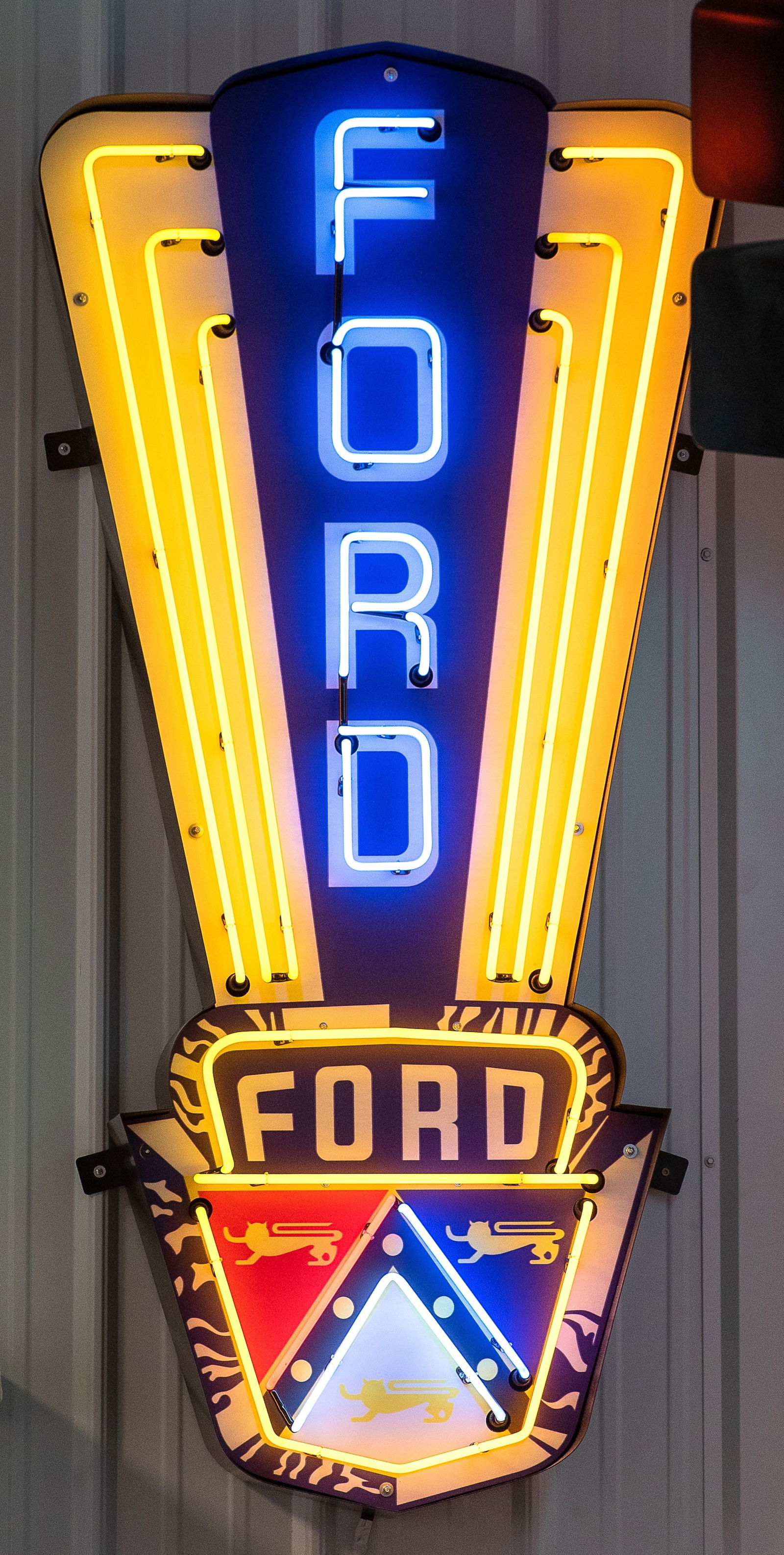 FORD JUBILLE CREST NEON (1 of 1)