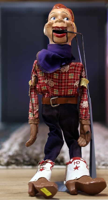 HOWDY DOODY PUPPET- ORIGINAL CONDITION-NO RESERVE!: If you're old enough to remember Howdy Doody,then you know all of us "kids" grew up him and "Buffalo Bob" Great Collectible! Howdy Doody is a cultural icon of early American television, a freckle-fac