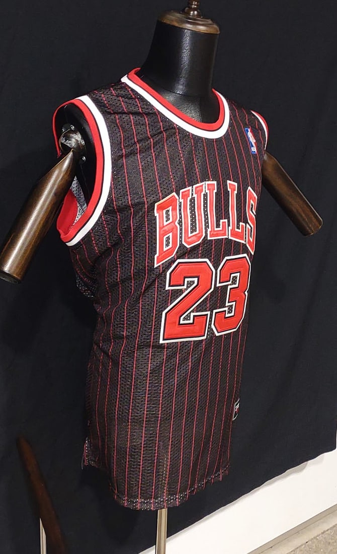 MICHAEL JORDAN SIGNED AUTHENTICATED BLACK BULLS JERSEY (1 of 6)