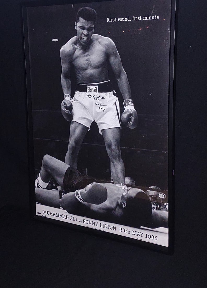 MUHAMMAD ALI/CASSIUS CLAY SIGNED PHOTO PROFESSIONALLY FRAMED 26 X 38M (1 of 5)
