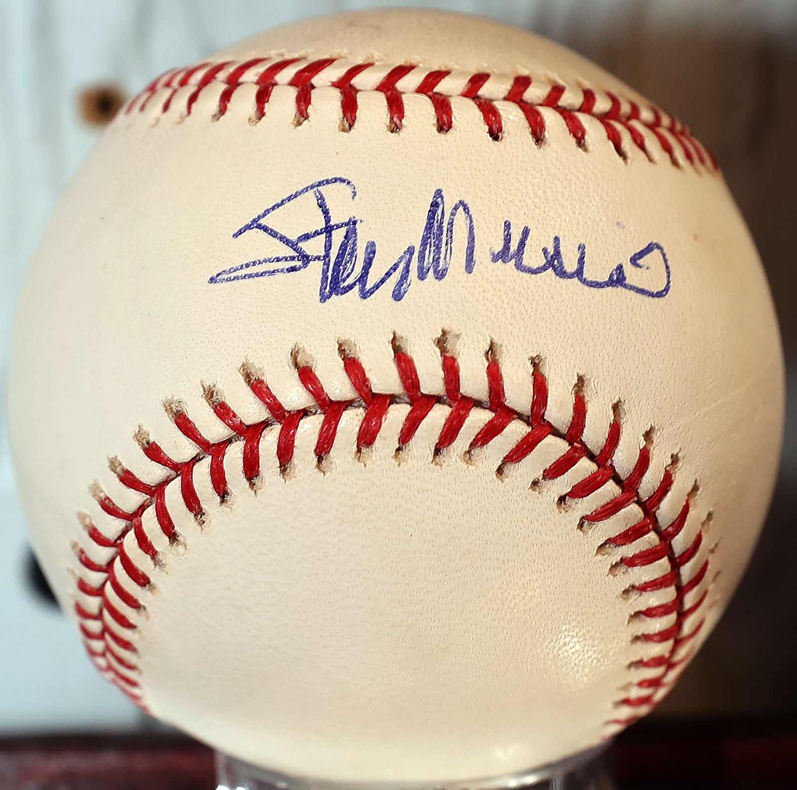 STAN MUSIAL SIGNED BASEBALL AND PHOTO, AUTHENTICATED: STAN MUSIAL SIGNED BASEBALL AND PHOTO, AUTHENTICATED Key characteristics that match Musial’s autograph: Large, sweeping “S” at the beginning. Tall, prominent “M” in
