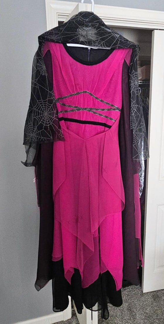 LILLY MUNSTER WORN WORN MUNSTERS TV OUTFIT: Yvonne De Carlo, one of the most beautiful actresses of her time took the roll of a lifetime that put her firmly into Pop Culture History, she became LILLY MUNSTER! Fully certified by one of the most
