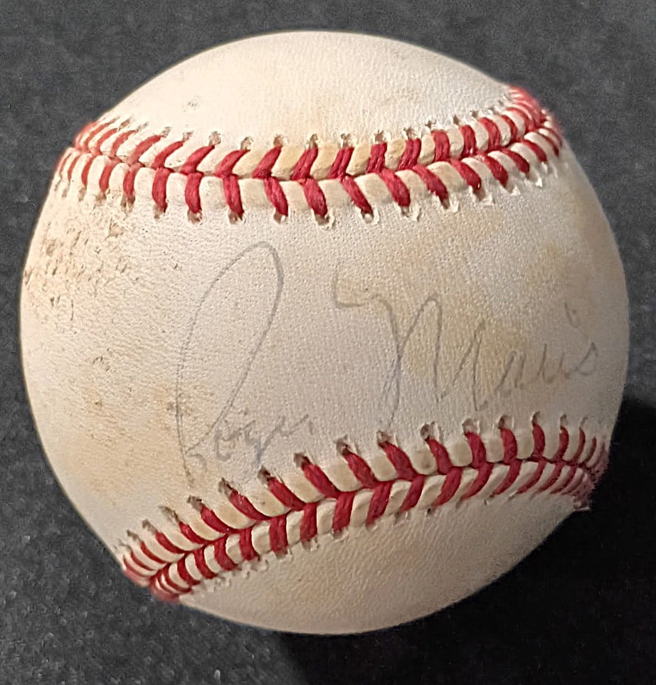ROGER MARIS SIGNED BASEBALL-AUTHENTICATED: ROGER MARIS SIGNED VINTAGE BASEBALL — NEW YORK YANKEES HOME RUN LEGEND Vintage baseball featuring a prominent “Roger Maris” signature across the sweet-spot/side panel area. The ball