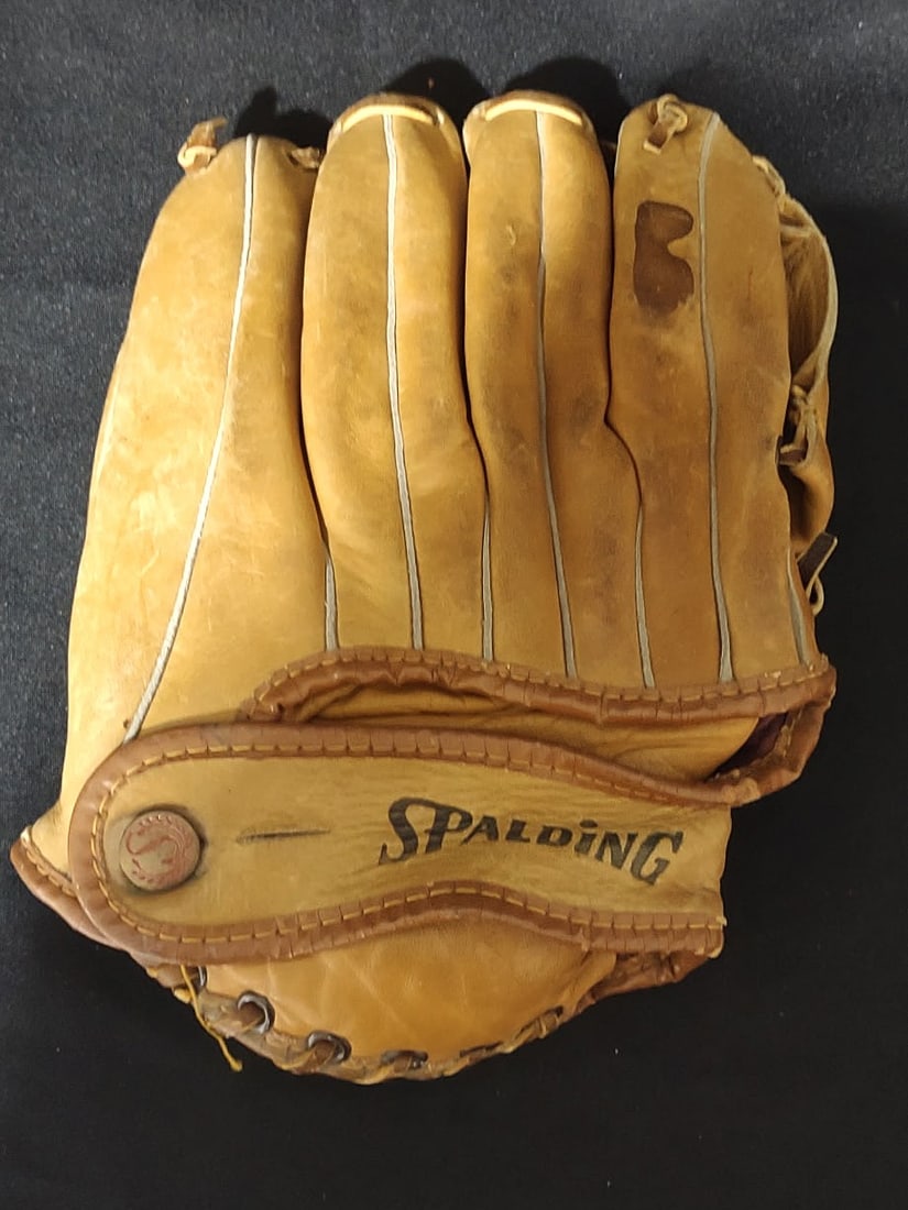 DON DRYSDALE SIGNED GAME USED BASEBALL GLOVE: DON DRYSDALE SIGNED GAME USED BASEBALL GLOVE Brooklyn / Los Angeles Dodgers (1956–1969) Position: Pitcher/Nickname: “Big D” Known for his intimidating presence and brushback pitches 