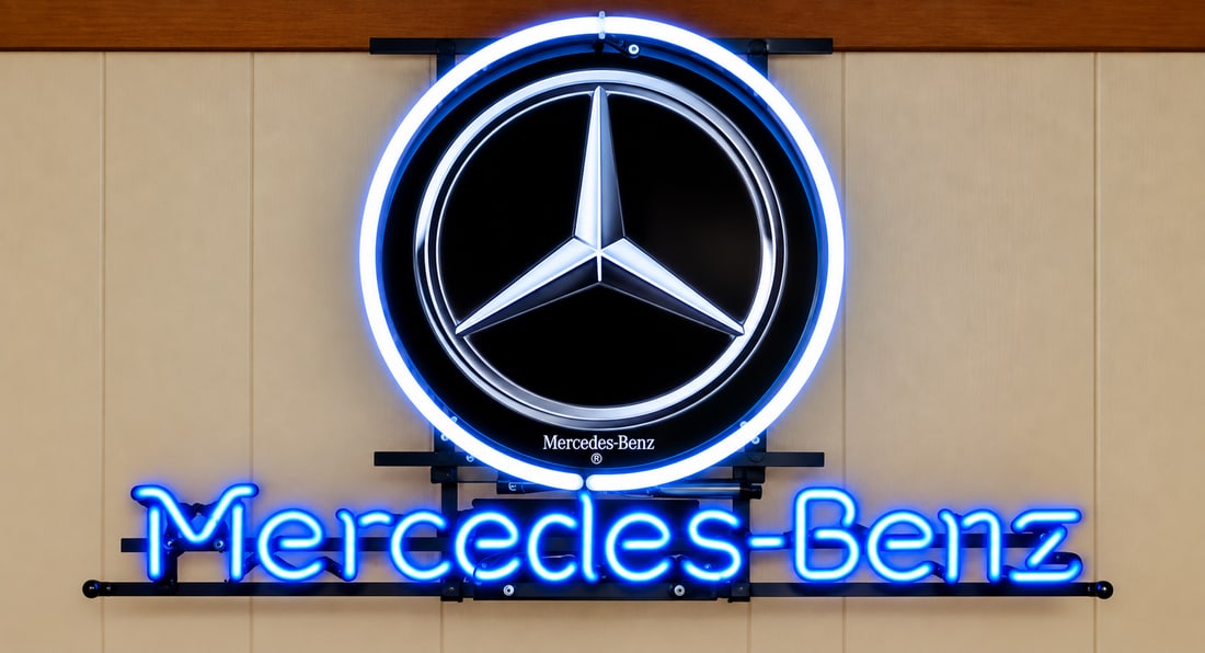 MERCEDES NEON (1 of 2)