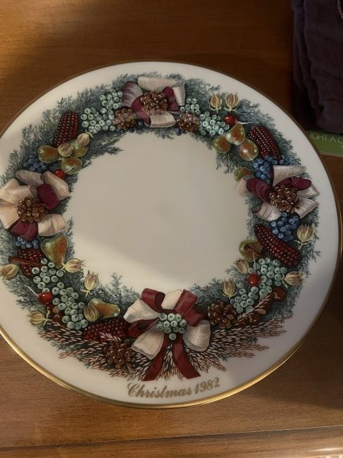 Lenox Christmas plate 1982: This limited edition series of plates were producted by lenox from 1981 to 1993. This plate features a Christmas wreath design that has materials from each of the origional 13 colonies. A full descrip