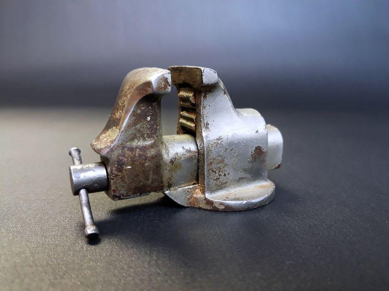 Hollands Mfg. Salesman Sample Vise: Hollands Mfg. Steel. c. 1930s. 1.5" x 2.5" x 1.25" (Closed).