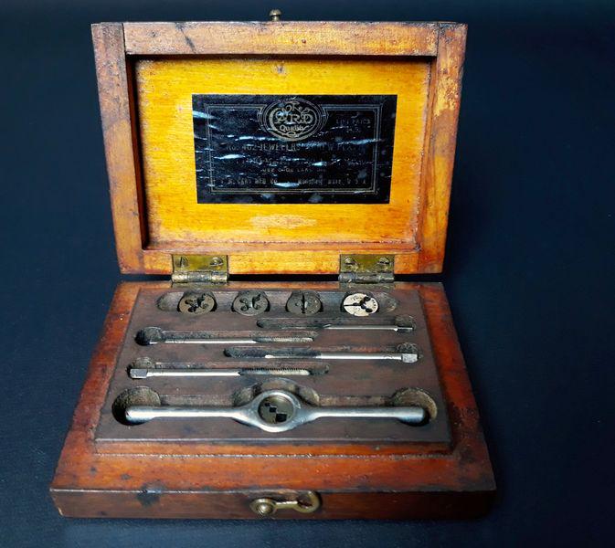 S.W. Card #402 Screw Plate, Tap & Die Set: Union Twist Drill Co. Steel. #402. c.1900s. 0.75" x 4.5" x 3.25".