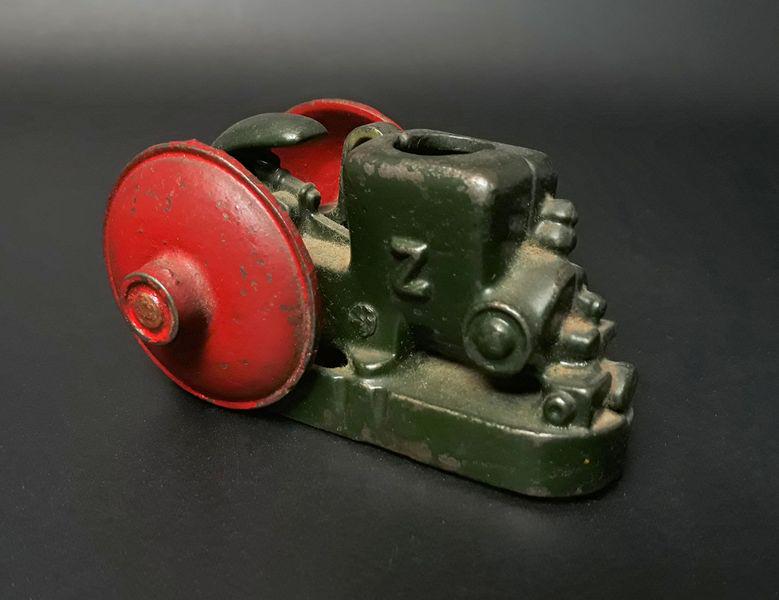 Fairbanks - Morse Toy Model "Z" One Cylinder (A): Arcade Toys. Cast Iron. c. 1920s. 2.00" x 3.75" x 2.5".