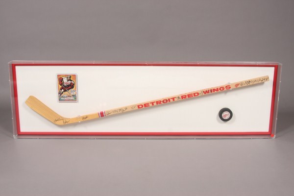 Early 1990's Detroit Red Wings Autographed Hockey S: Hockey stick with 18 signatures. Highlights include: Sergei Fedorov, Gerard Gallant and more.