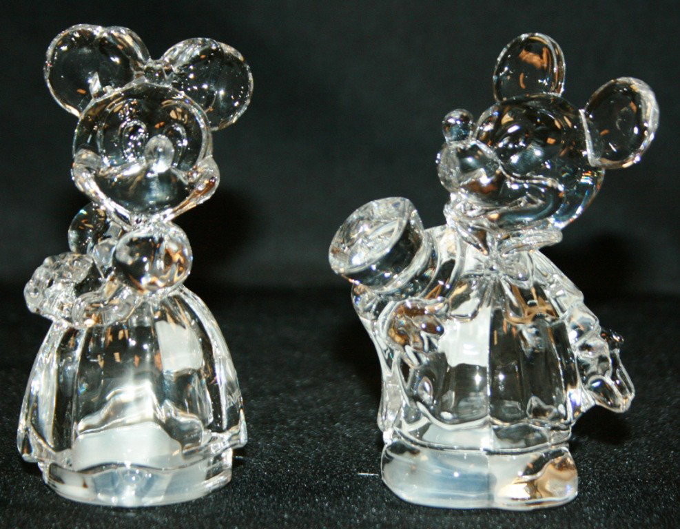 Lenox Classics Disney Collection "Crystal Mickey &: Lenox Classics Disney Collection "Crystal Mickey & Minnie Salt & Pepper Set", New in Box. #650B. Condition: Appears fine.
