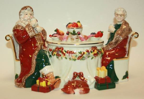 Waterford "Holiday Heirlooms" Mr. & Mrs. Claus Can: Waterford "Holiday Heirlooms" Mr. & Mrs. Claus Candy Jar, New in Box. #547B. Condition: Appears fine.