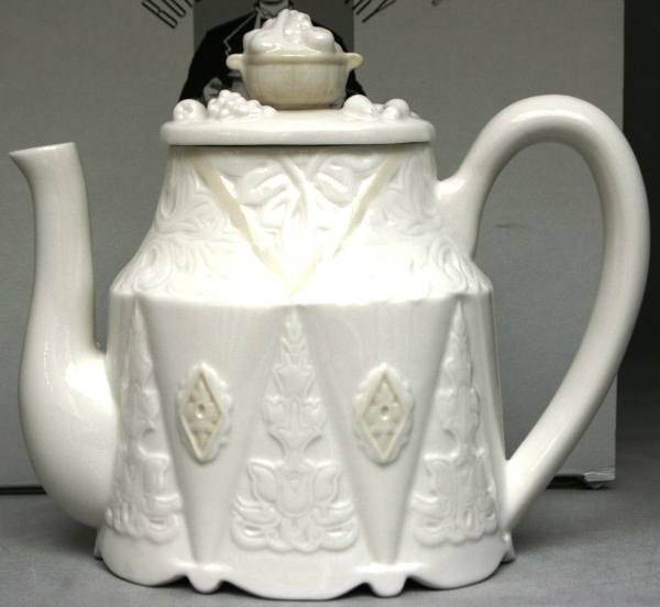 Lenox "Butler's Pantry" Sunday Brunch Teapot, New : Lenox "Butler's Pantry" Sunday Brunch Teapot, New in Box. #182B. Condition: Appears fine.