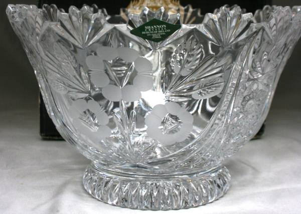 Godinger Shannon 24% Lead Crystal "Misty Rose" Col: Godinger Shannon 24% Lead Crystal "Misty Rose" Collection 10" Serving Bowl, New in Box. #186B. Condition: Appears fine.