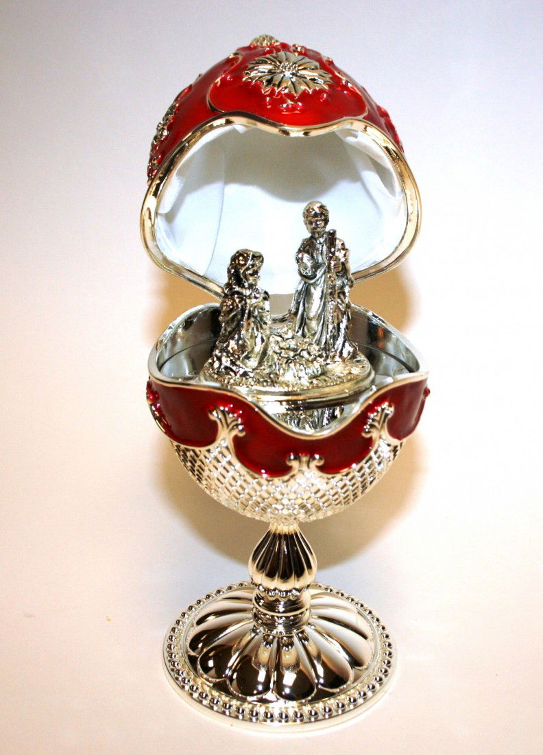 Wallace Silversmiths Silver Plated "Musical Holida: Wallace Silversmiths Silver Plated "Musical Holiday" Egg with Hand Painted Enamel, New in Box. #309B. Condition: Appears fine.
