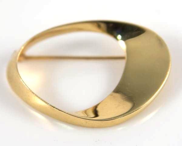 Ladies Pearson Broach, 14K Yellow Gold: Ladies Pearson broach made of 14k yellow gold. 1 3/8" long, 1" wide. marked "14K Pearson". 8.3 grams.