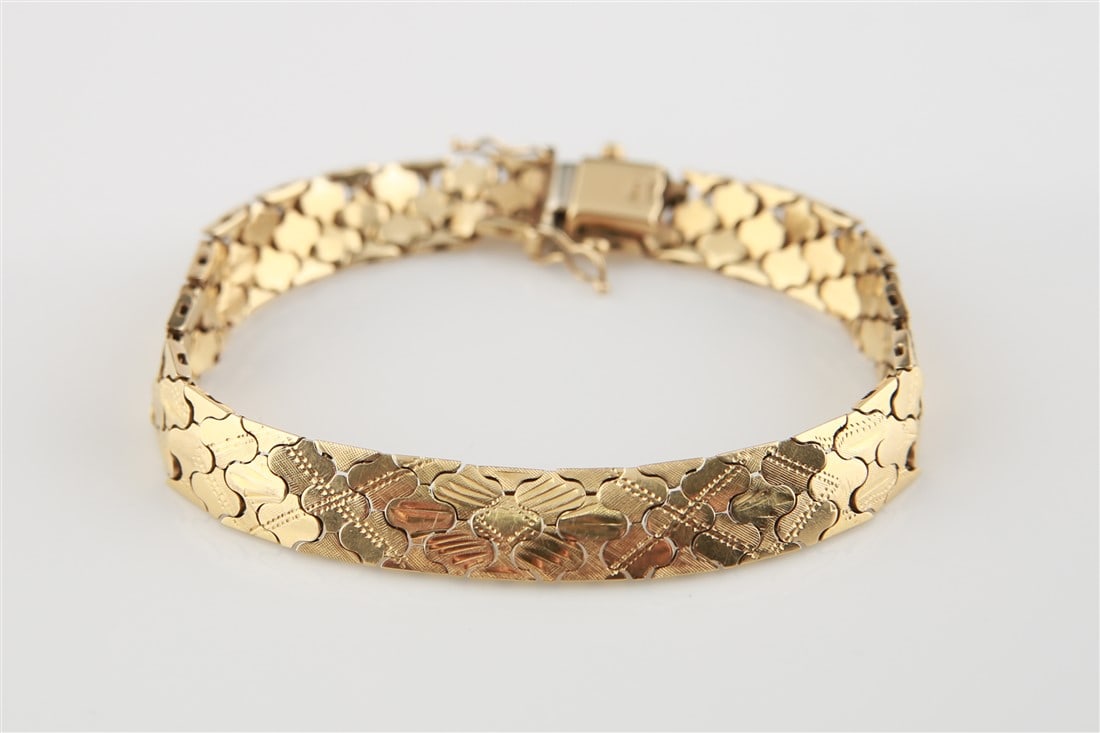 14k Gold Italian Quatrefoil Link Bracelet: 14k yellow gold Italian bracelet. Quatrefoil links with engraved pattern. Box clasp closure reinforced with snaps. "14k Italy" stamped to reverse of clasp. Circled A logo on opposite end of clasp. Len