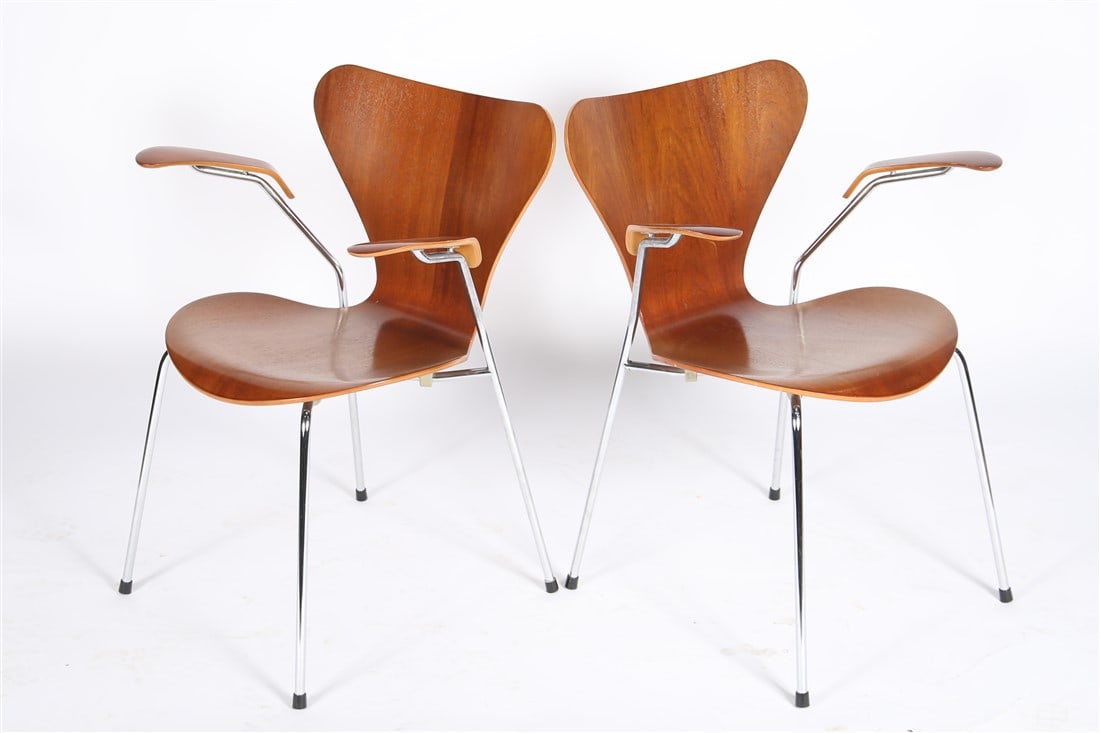 Arne Jacobsen for Fritz Hansen, Two 3207 Chairs (1 of 10)