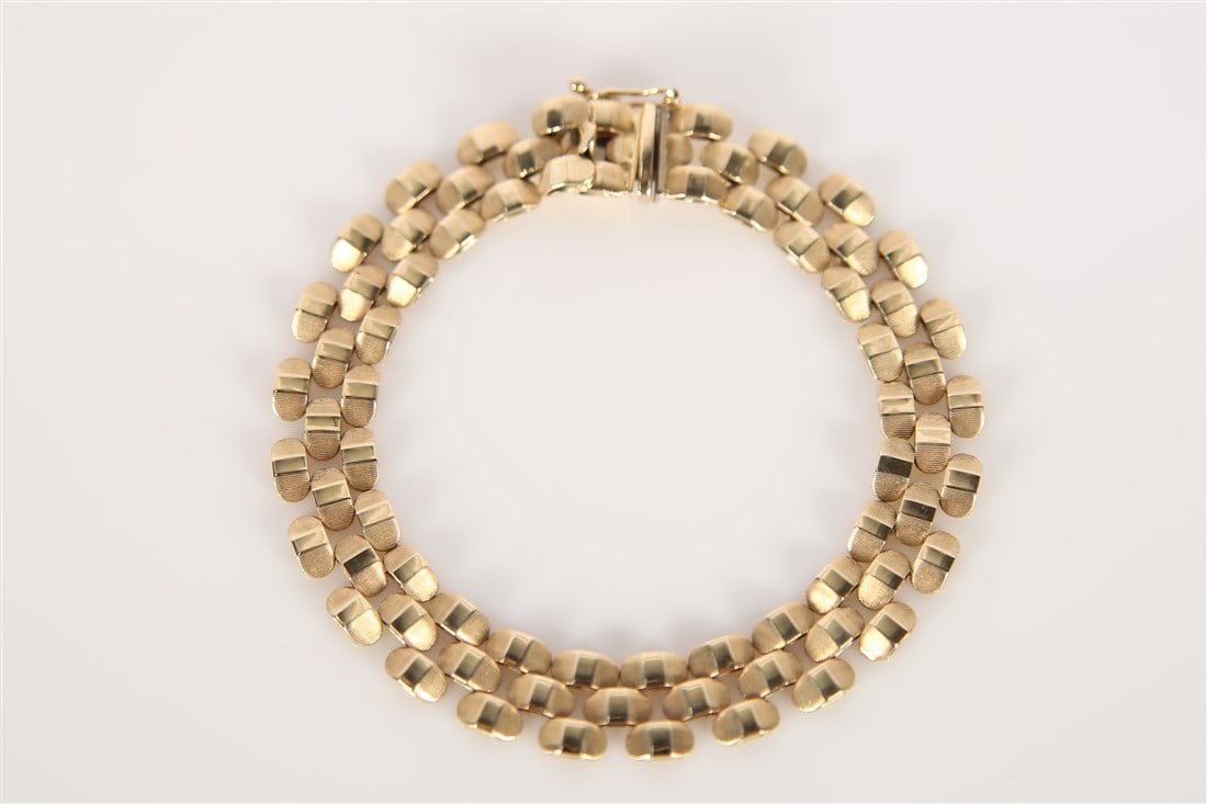 14k Yellow Gold Milor Bracelet: 14k yellow gold bracelet by Milor. Oval-shaped links with texture. Clasp is marked "14K Italy Milor". Length: 7 1/4". Weight: 13.8g.