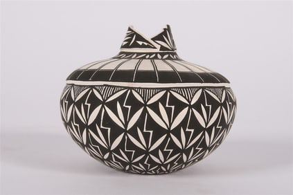 Shawna Garcia Rustin, Acoma Black/White Vessel