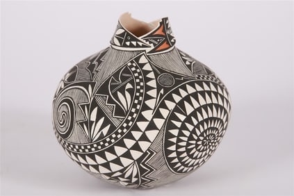 Shawna Garcia Rustin, Acoma Triangle Vessel