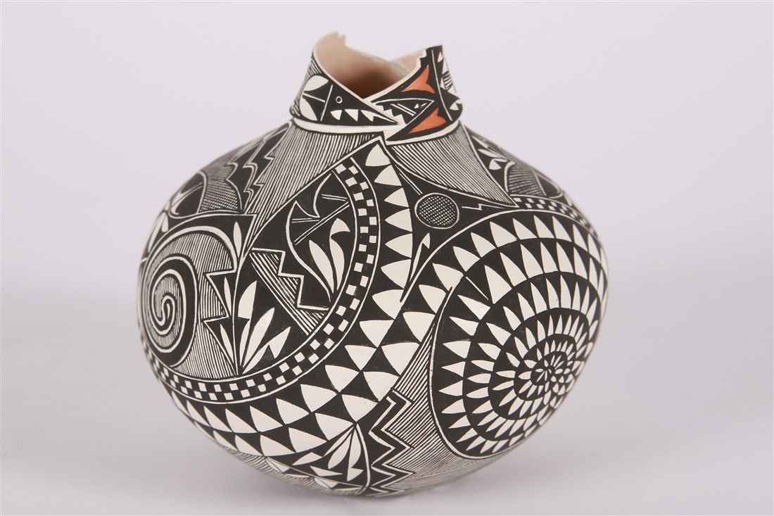 Shawna Garcia Rustin, Acoma Triangle Vessel (1 of 5)