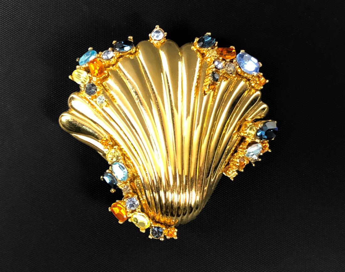 Ciner, Vintage Gold-Tone Shell Brooch (1 of 3)