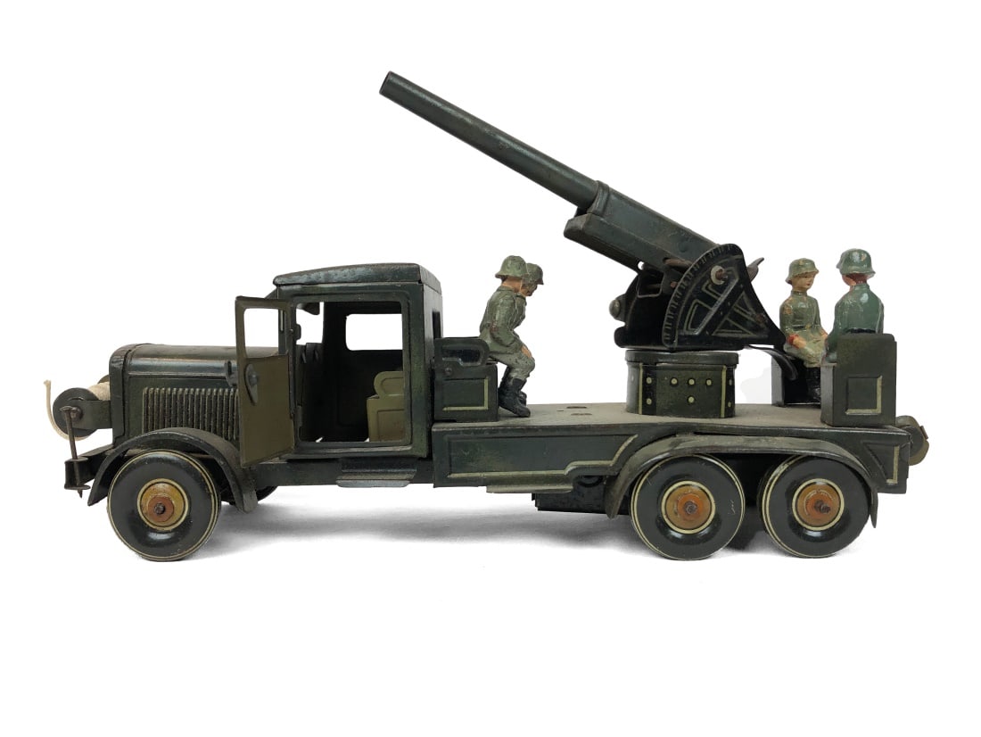 Tippco Anti-Aircraft Truck w/ 4 Figurines: Possibly pre-war manufacture. Wind-up mechanism does NOT function.