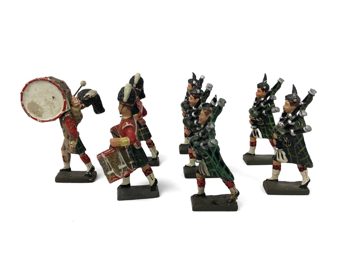 Lineol / Hausser - 8 Scottish Musician Figurines: Likely produced some time in the 1930's. Set includes five pipers and three drummers. Noo original box included.