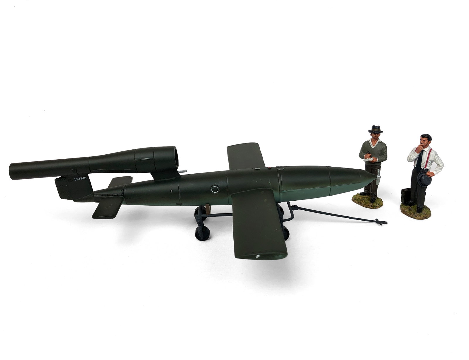Thomas Gunn - V2 Rocket w/ Two Figures: Thomas Gunn Miniatures V Series-002 V-2 Rocket with two figures.Painted metal.1/30 Scale.