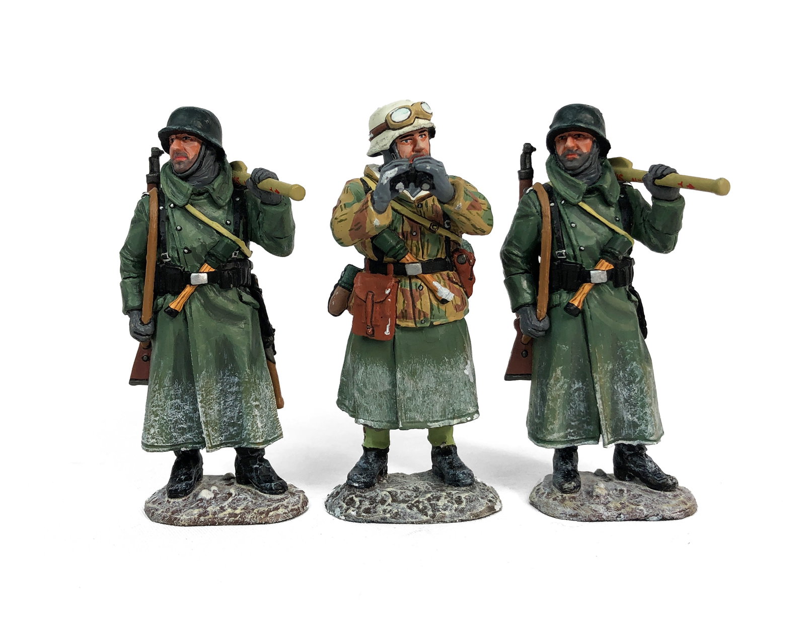 King & Country - Set of 3 Soldier Figurines: Included:Two BBG026 - Winter Rifleman - RetiredOne BBG036 - Gun Commander - RetiredPainted metal.Complete in box.