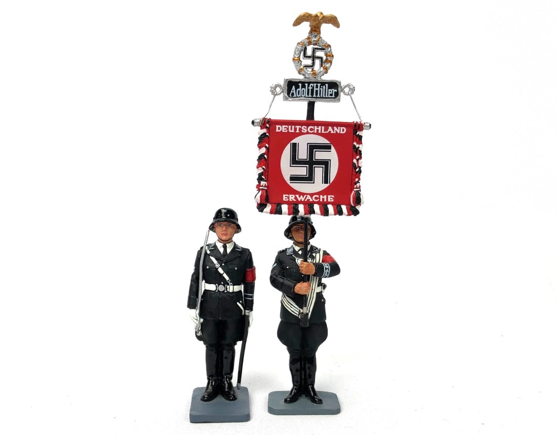 King & Country - LAH242 Leibstandarte Set: The Leibstandarte Adolf Hitler Standard Set Missing one soldier figurine. No original box included.