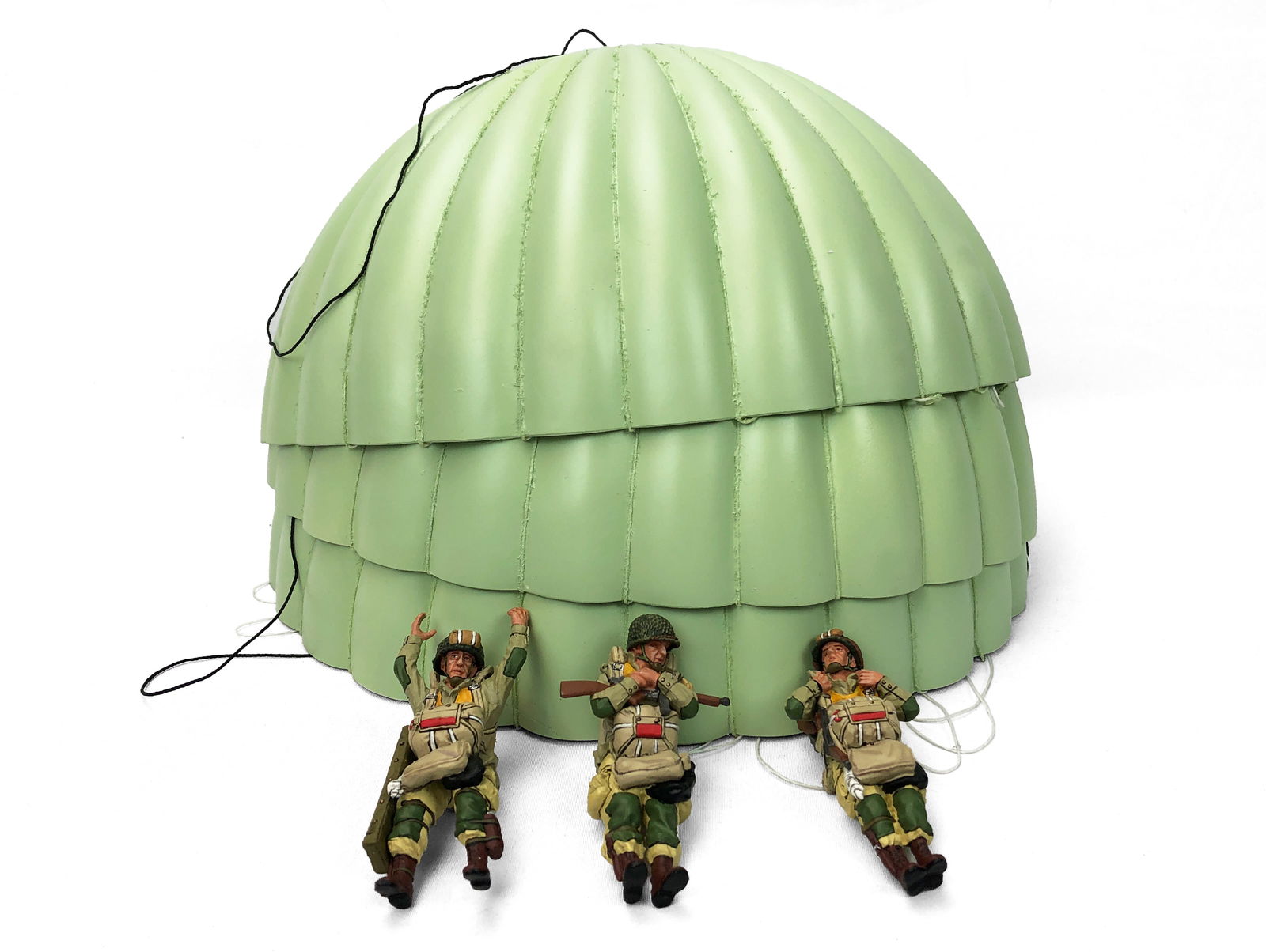 King & Country DD056 - Geronimo: Retired. Painted metal. Three 101st Airborne ‘troopers in different ‘jump’ attitudes plus their deployed ‘chutes.