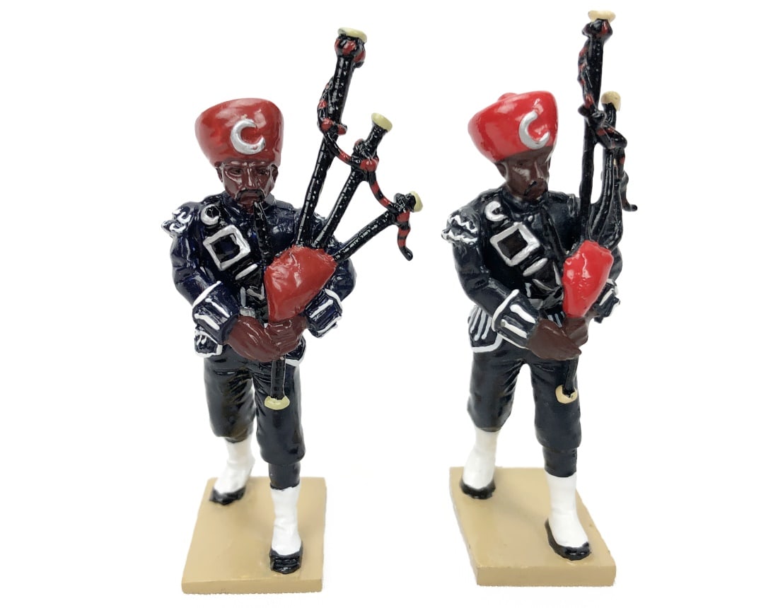 Britains - 00138 17th Purbiah Pipe Major & Piper: Part of the Delhi Durbar Range. Painted metal. Complete in box.