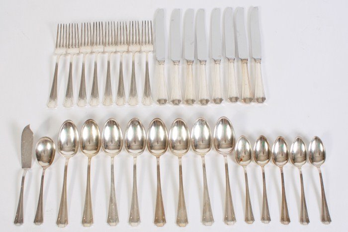 Concord Sterling Flatware, 20th C., 28 Ozt.: Concord sterling silver flatware. American, 20th century. In the "Queen Mary" pattern. Including eight dinner forks, five tea spoons, eight table spoons, sugar shell, master butter knife, eight dinner