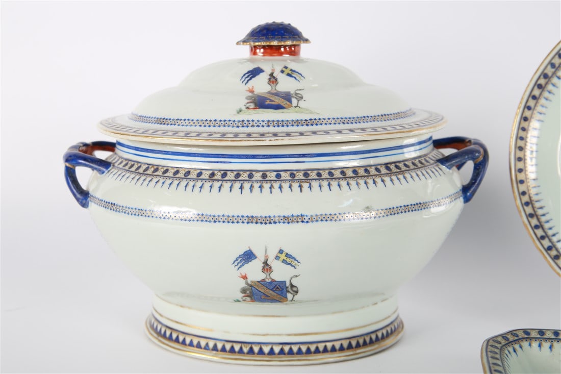 Chinese Export Armorial Serving Dish Set - 7