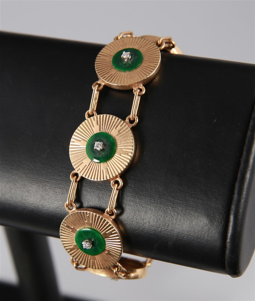 14k Yellow Gold Jade and Diamond Disc Bracelet: 14k yellow gold lady's diamond and jade bracelet. Yellow gold round shape link style. Stamped 14k. The bracelet consists of seven round links at approx. 19.0mm each. One link is a hidden box clasp wit