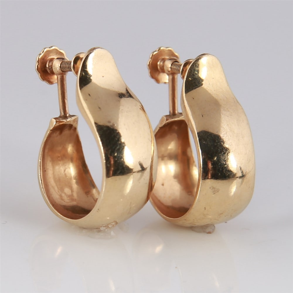 14k Yellow Gold Hoop Earrings: 14k yellow gold. Weight: 7.7 grams. Pair of screwback hoop earrings in 14k yellow gold. Total weight: 7.7 grams.