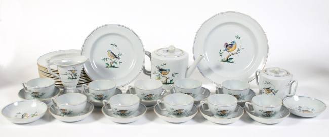 Spode Queen's Bird Pattern Service: Spode Queen's Bird pattern service. From a design circa 1780. Partial dinner service with 38 pieces, including: 1 dinner plate: 12 dessert plates, 1 teapot, 10 tea cups, 12 saucers, 1 covered sugar, a