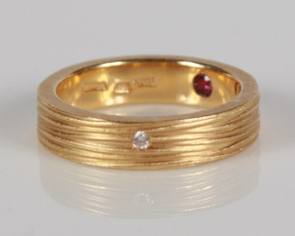 Roberto Coin Elefantino 18K Gold and Diamond Ring: Roberto Coin Elefantino 18 karat yellow gold ring set with a diamond and interior ruby. 20th century. Total weight 6.7 grams.