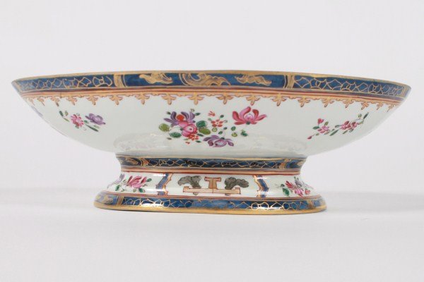 Lowestoff Style Porcelain Oval Bowl: Lowestoff style porcelain oval bowl. Having a reserve with a coat of arms that reads: "Ut Mignaturus Habita". Height 3", length 10". Provenance: From the Estate of Stephen Stackpole.