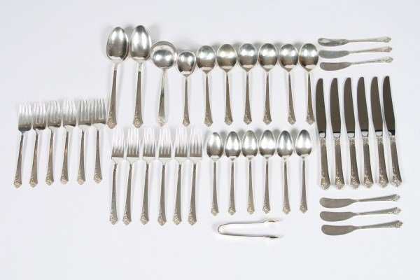 Oneida Heirloom Sterling Flatware Set, 40.695 ozt.: Oneida Heirloom Sterling Flatware Set in the "Damask Rose" pattern. With 40 pieces, including: 6 dinner forks, 6 salad forks, 6 dinner knives with stainless steel blades, 6 teaspoons, 1 soup ladle, 7 