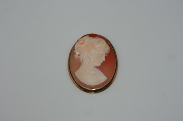 18K Gold Cameo Brooch: 18K shell cameo brooch. Having unidentified signature on reverse. 1 1/2" x 1 1/8". Total weight 7.4 grams.