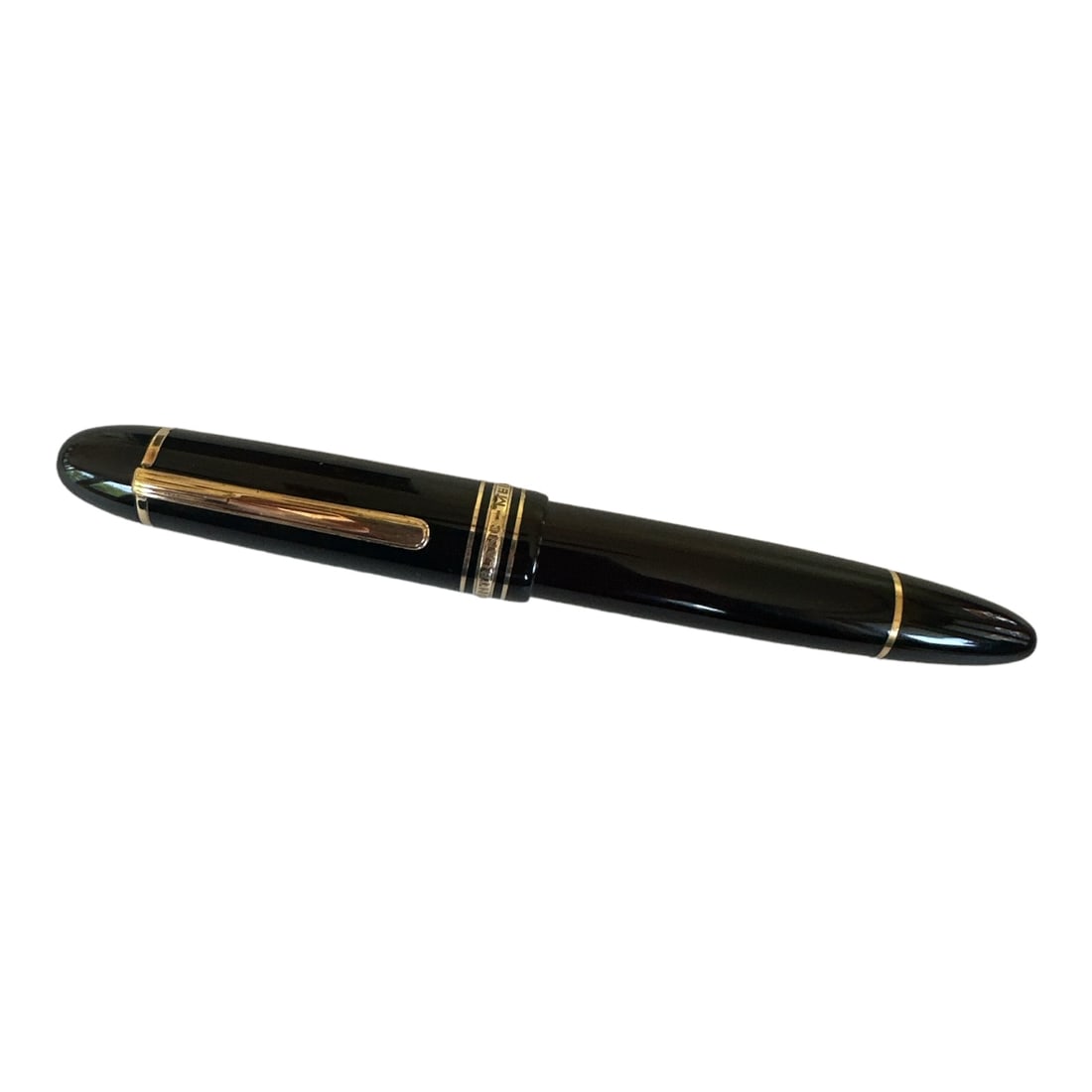 Montblanc Meisterstuck 149 Fountain pen: Montblan Meisterstuck 149 fountain pen. In Good condition. Nib Size Fine.14K Gold. There is no sctaches or dents on the pen. NO box or papers.