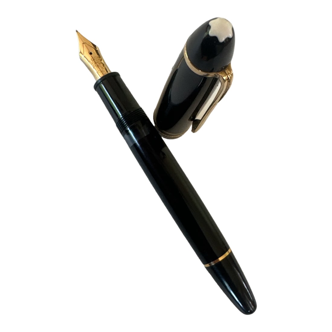 Montblanc Meisterstuck 146 Fountain pen: Montblan Meisterstuck 146 fountain pen. In Good condition. Nib Size M. 14C Gold. There is no sctaches or dents on the pen. NO box or papers.