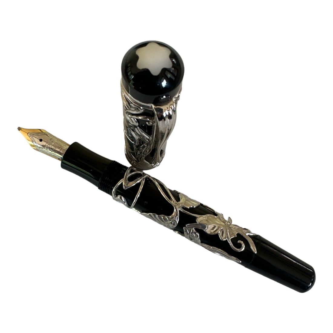Montblanc Meisterstuck Fountain pem Vintage: Vintage Meisterstuck fountain pen customised. Numbered 1/3. Nibx is 18k Gold and Nib is B. The is pen is Silver customized, There is no paper or box