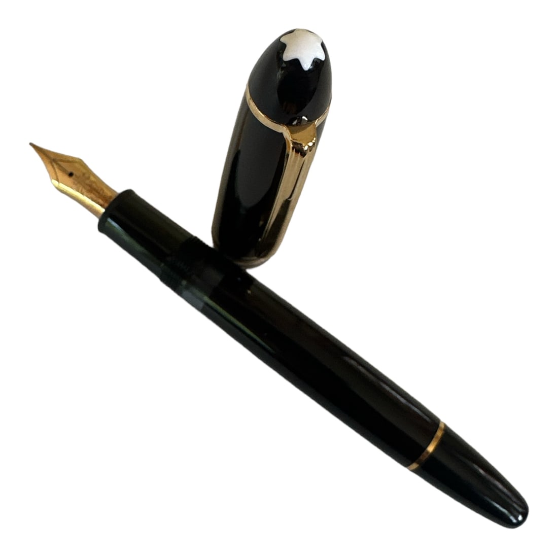 Montblanc Meisterstuck 146 Fountain pen: Montblan Meisterstuck 146 fountain pen. In Good condition. Nib Size M. 14K Gold. There is no sctaches or dents on the pen. NO box or papers.