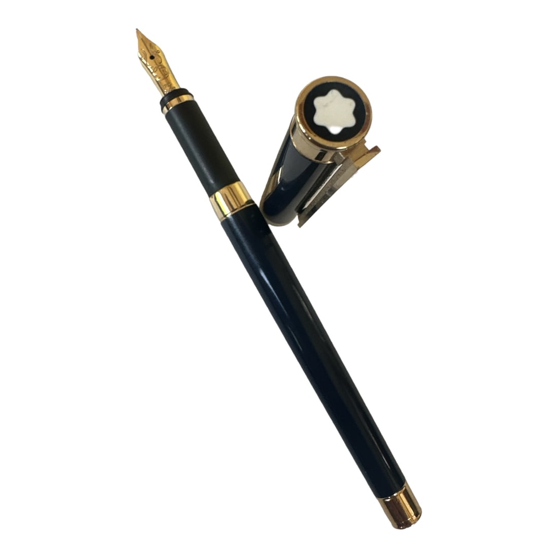 Montblanc Nobless Blue Laquer Fountain pen: Vintage Montblanc Nobless Blue Laquer Fountain pen. Nib Size M, 18K Gold. Pen is in Good Condition. There is not Box or Paper. (13.2 cm)
